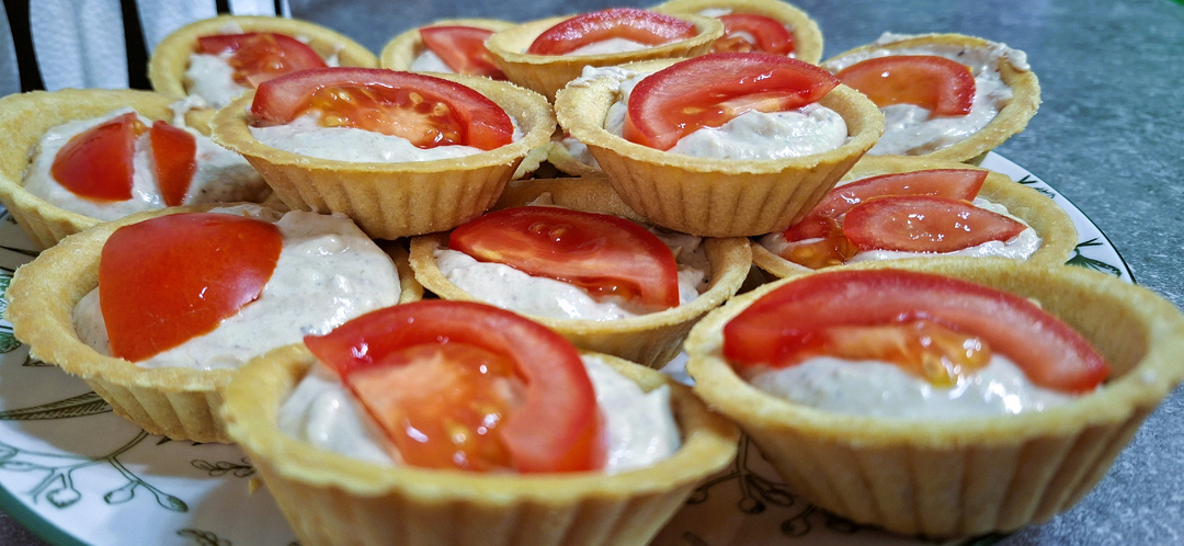 Кремовые тарталетки со шпротами и сливочным сыром: закуска к вину за 10 минут