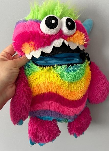 в  рот на молнии вполне помещяется неприличный предмет