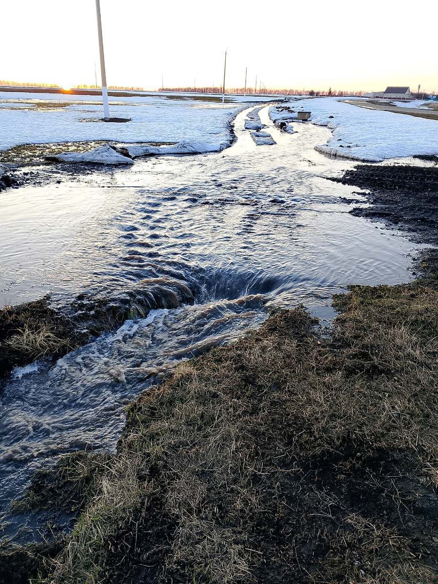 Вода хлынула