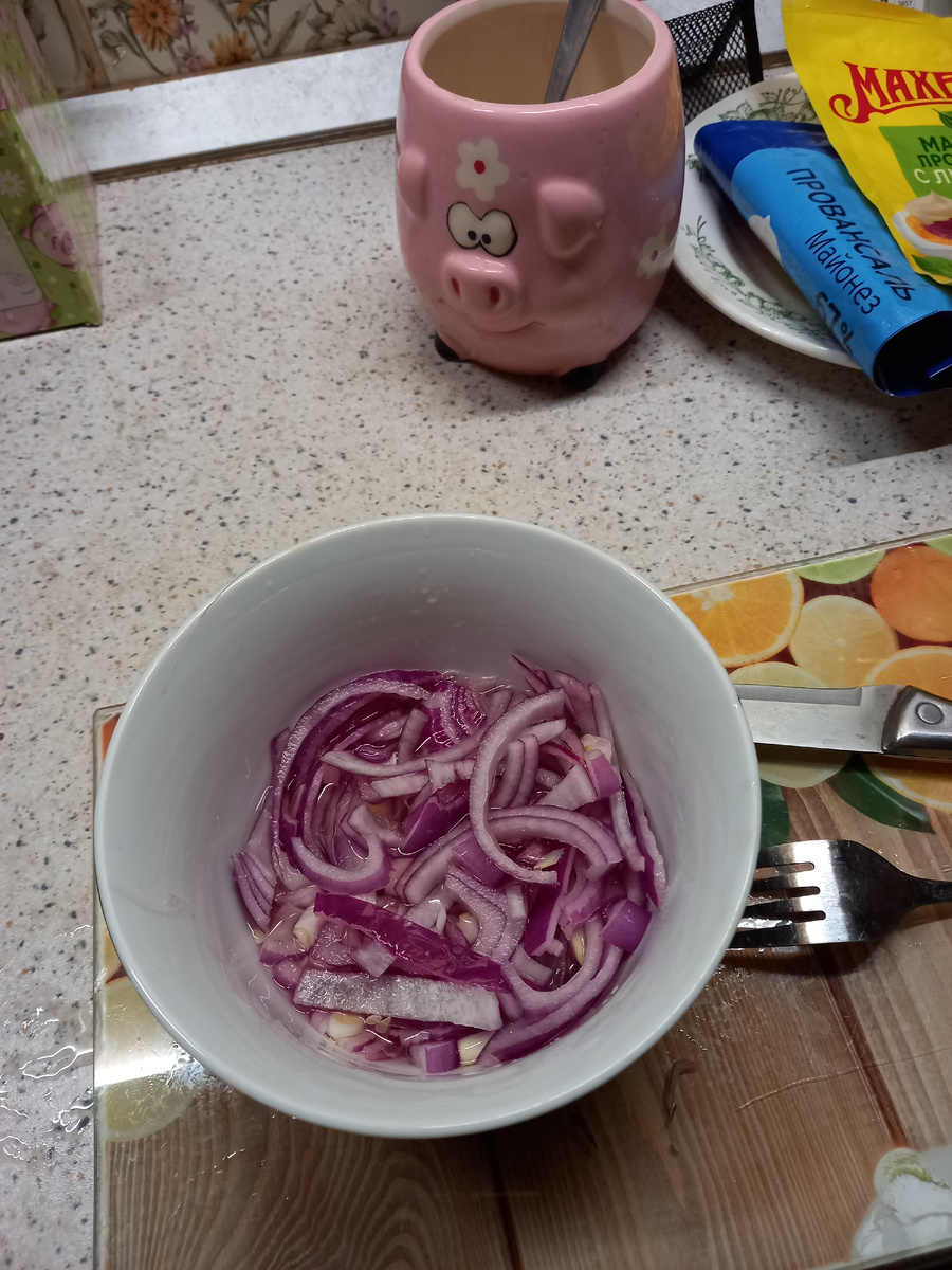 Обязательно помять вилочкой, чтоб пропитался 