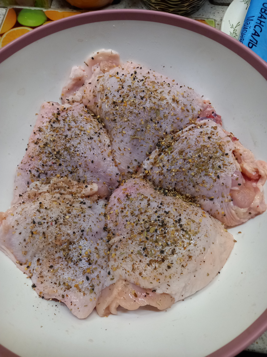 Специи мой собственный набор, там и смесь перцев, и разные приправы на мой вкус, всё в мельничке, очень удобно 