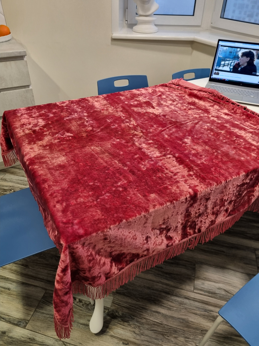 Советский плюш винного цвета. Или брусничного? В идеальном состоянии. На авито продается не дешево, пользуется спросом у рукодельниц для игрушек в ретро стиле.