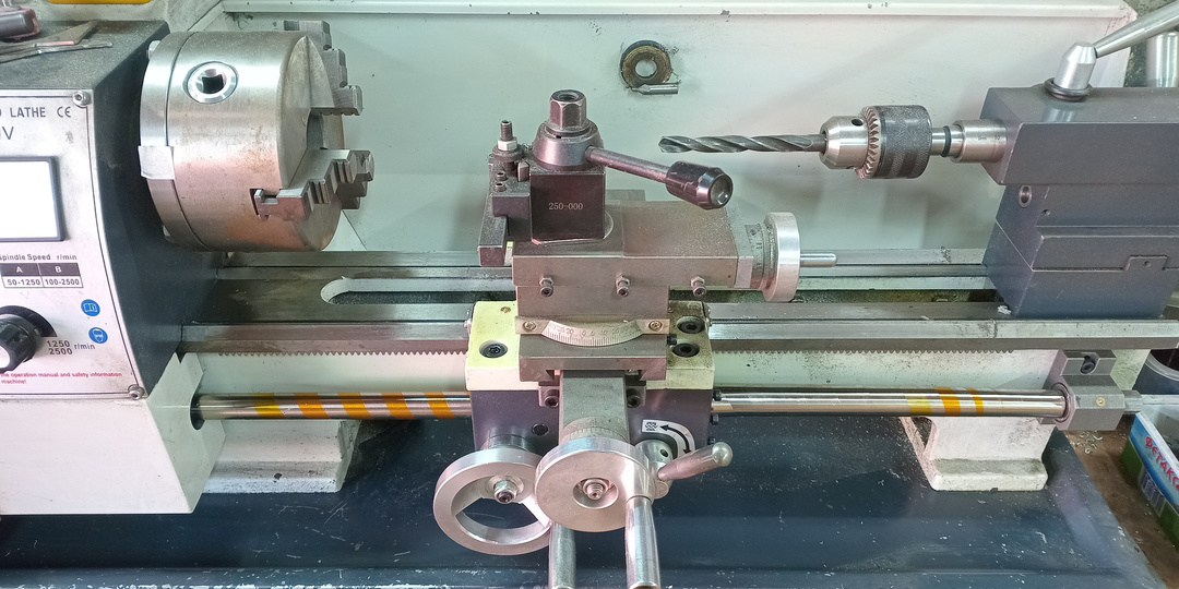 Спиральная защита ходового винта токарного станка из... раскладной тросточки для фокусов!