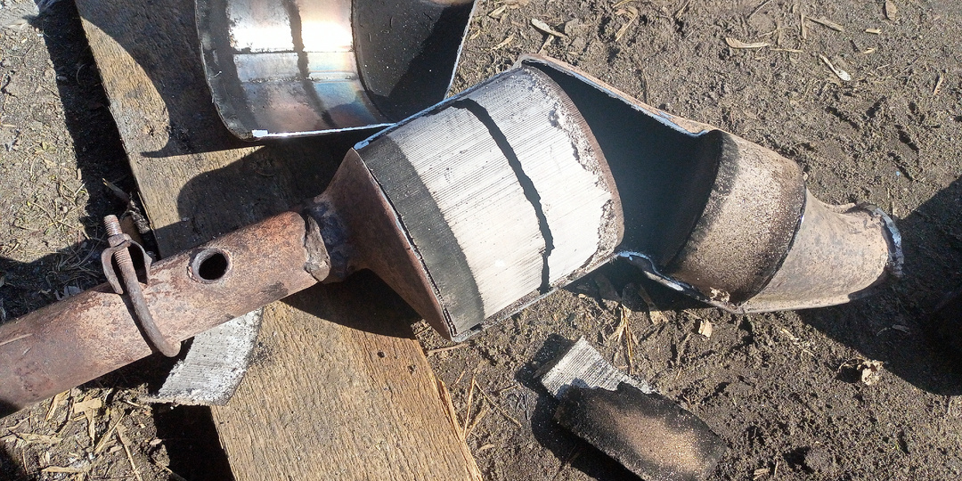 Удаляю катализатор на автомобиле Рено .