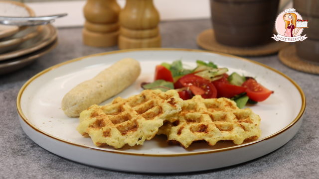 Беру цветную капусту и готовлю вафли в вафельнице и оладьи на сковороде и без лишней суеты