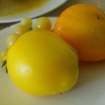 Урожай получился неплохой, плодов много, но часть с трещинками и «застёжками». Возможно, сказался автополив — влаги было с избытком, и вкус в итоге ушёл в водянистость. © Оксана Гула  📷
