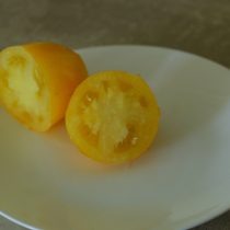 Внутри плотные, светло-жёлтые, с характерной белёсой серединкой. По текстуре приятные, но вкус оказался очень спокойным — без сладости, даже на полном солнце. © Оксана Гула  📷
