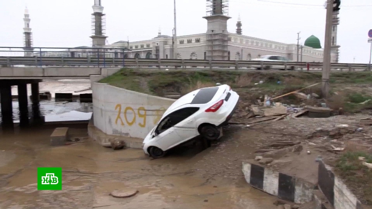    Подтоплены сотни домов, на улицах тонны ила: последствия наводнения в Дагестане