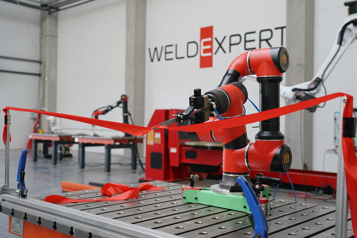    Одно из ключевых преимуществ завода – это полный цикл производства. Компания использует собственные разработки в программном обеспечении станков, что позволяет адаптировать оборудование под требования заказчиков. Источник фото: официальный сайт Правительства Калининградской области.