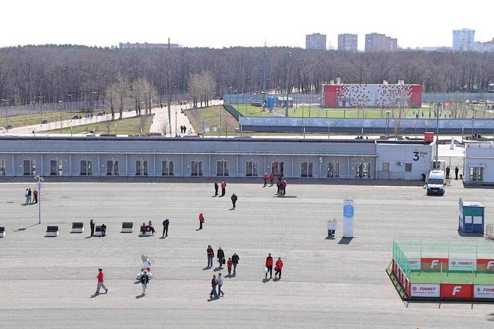 Вход 3. Болельщики идут на матч.