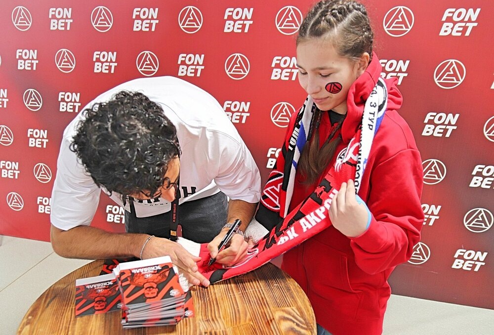 Автограф-сессия с защитником Акрона Родригой Эсковалем.