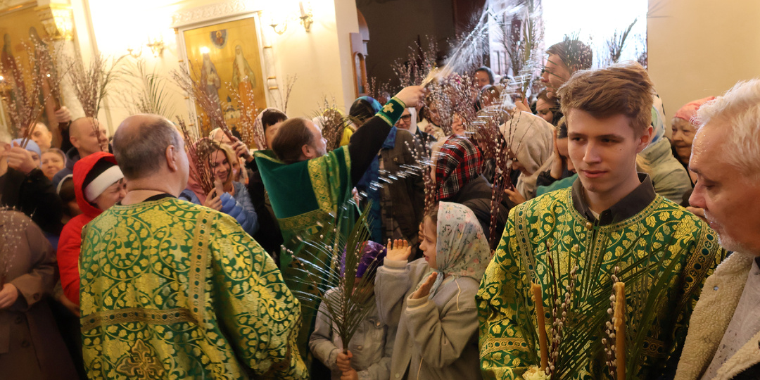 Вербы освятили: как проходил Праздник Вход Господень в Иерусалим в храме святителя ИОВА. И при чем здесь Гагарин?