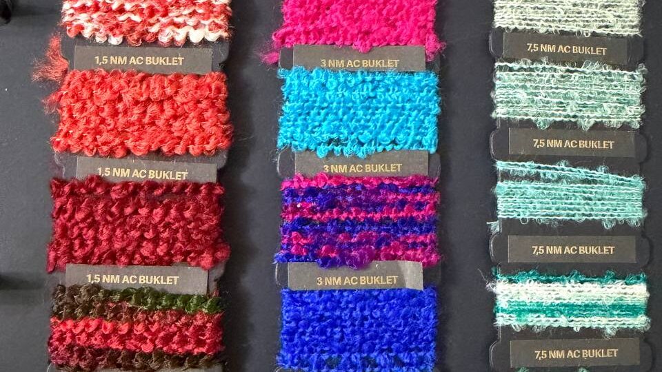 А это каталог, который в эфире рассматривали - каталог фабрики фантазийной пряжи