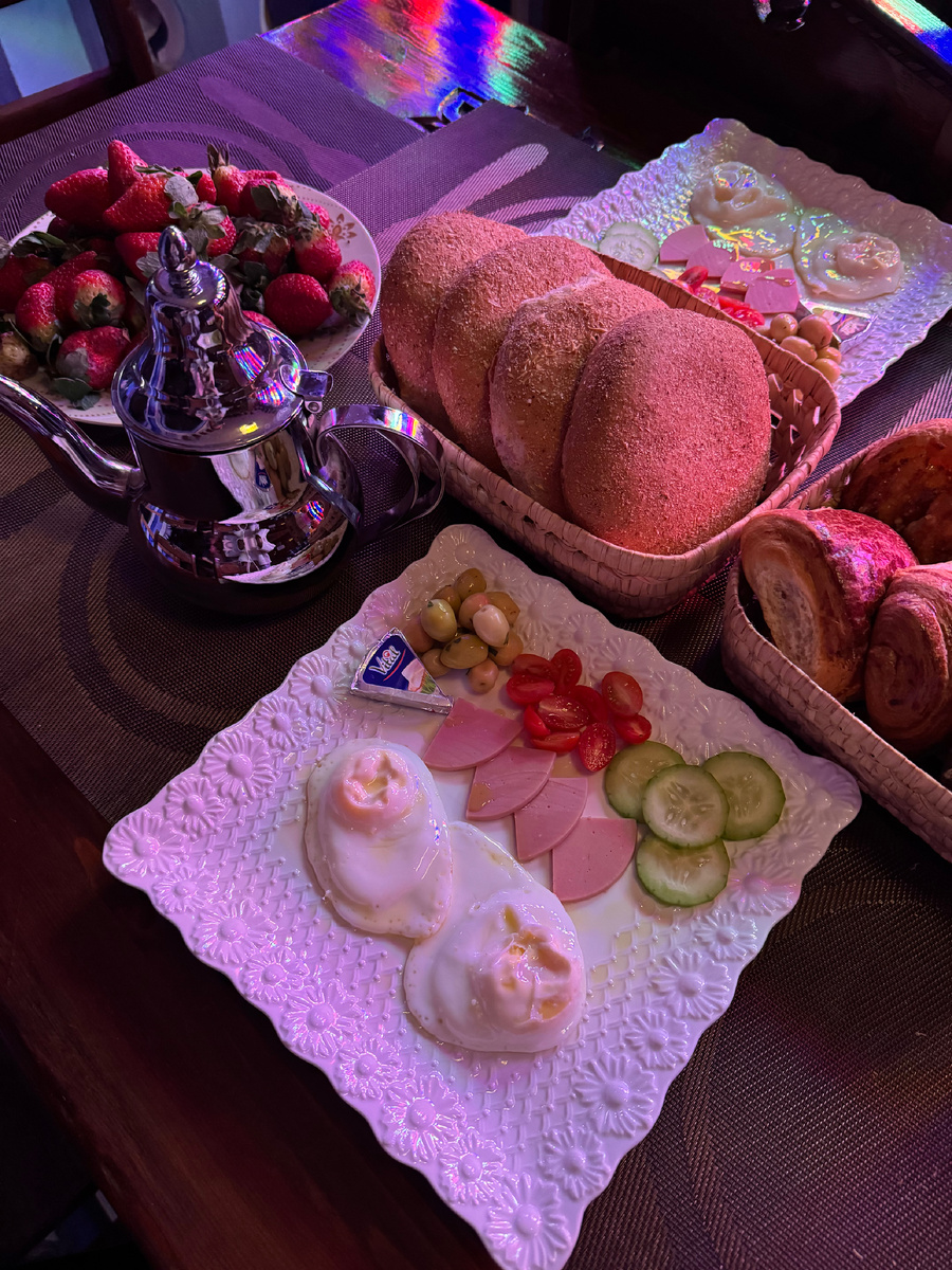 Традиционный марроканский завтрак во всех риадах плюс минус выглядит так