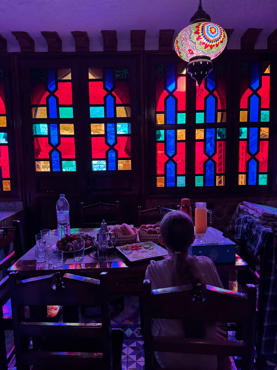 На кухню свет проникает сквозь цветные стекла и даже утром полумрак