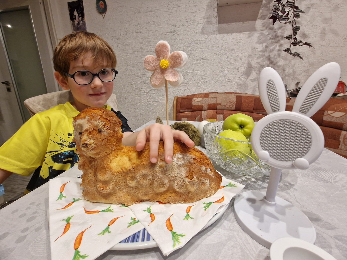 вот такого барашка мы сегодня в этой форме испекли. Он ещё тут теплый, не украсили пока что его