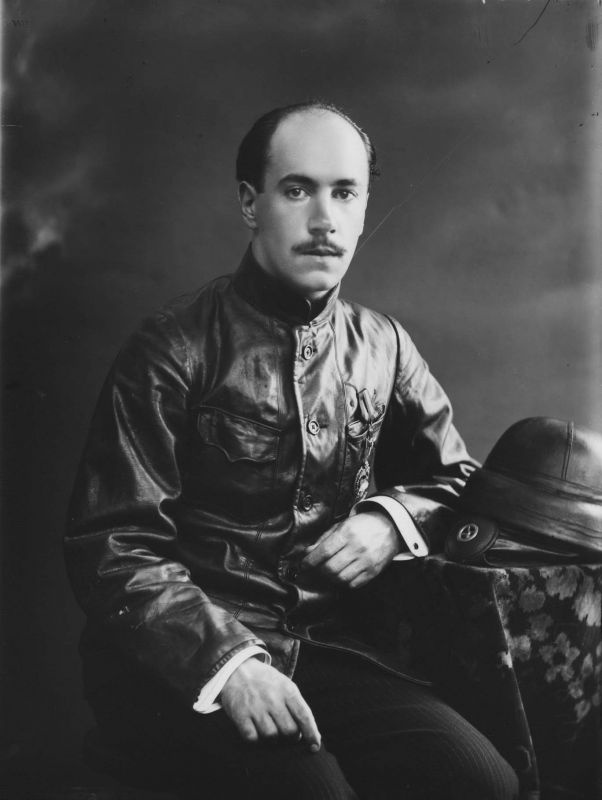 Игорь Иванович Сикорский в фотоателье Карла Буллы. 1914 год, Петроград.