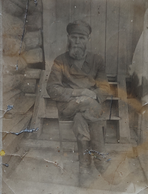 На фото Руф Коростелев (1873 г.р.) –дед дедушки Вити.
Руф пережил трёх царей, революцию, гражданскую войну и Владимира Ильича Ленина, которого был младше на 3 года.
