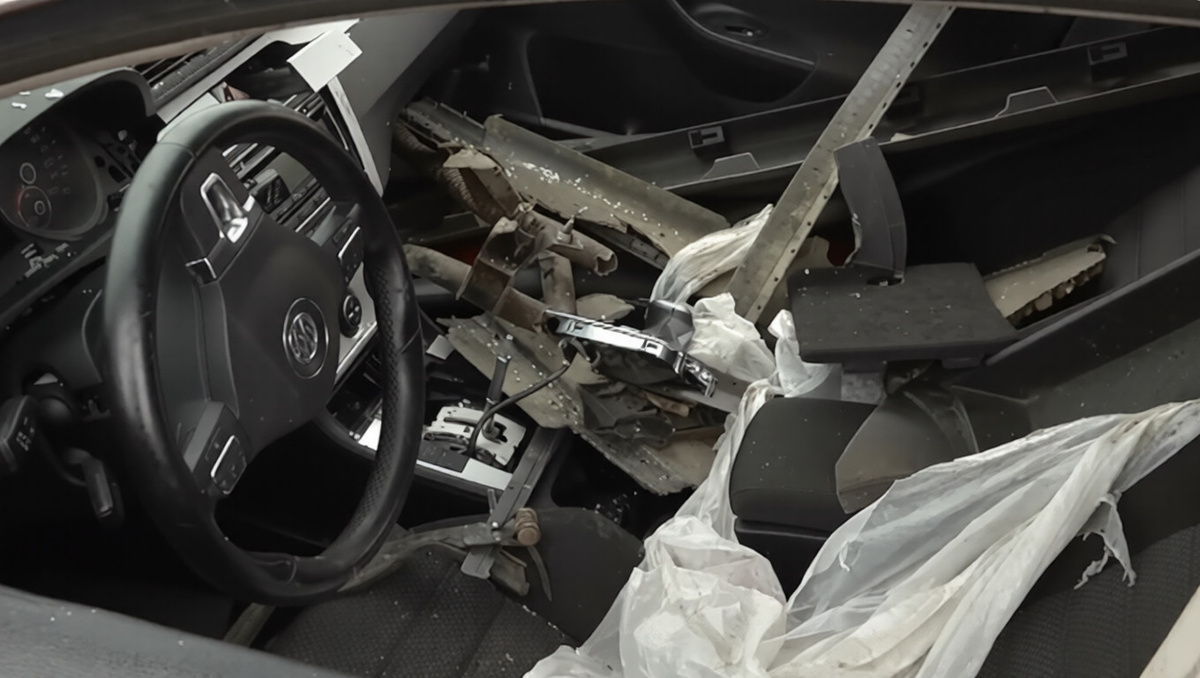 Картина маслом в салоне того самого авто после взрыва баллона. Кадр, открытые источники.