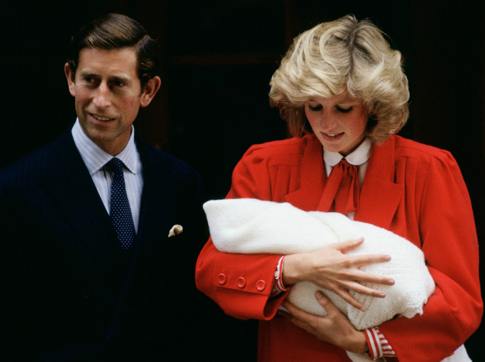 Принц Чарльз и Диана с новорожденным Гарри
