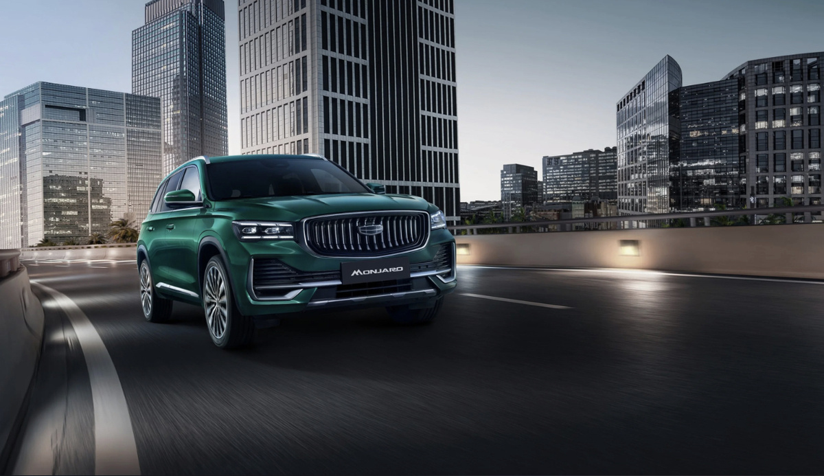 Во‑первых, надо честно проговорить главное: Volga K50 — это не «возрождение легенды», а аккуратный ребрендинг Monjaro с русским шильдиком и патриотическим соусом. Имя «Волга» здесь как шильдик от старой ГАЗ‑24, прилепленный на китайский кроссовер: сдалека вроде тепло на душе, подходишь ближе — а там всё те же знакомые кнопки, меню и ощущение Geely. Маркетинг играет на ностальгии, но по факту ты покупаешь не историю марки, а удобную обёртку для китайской техники.