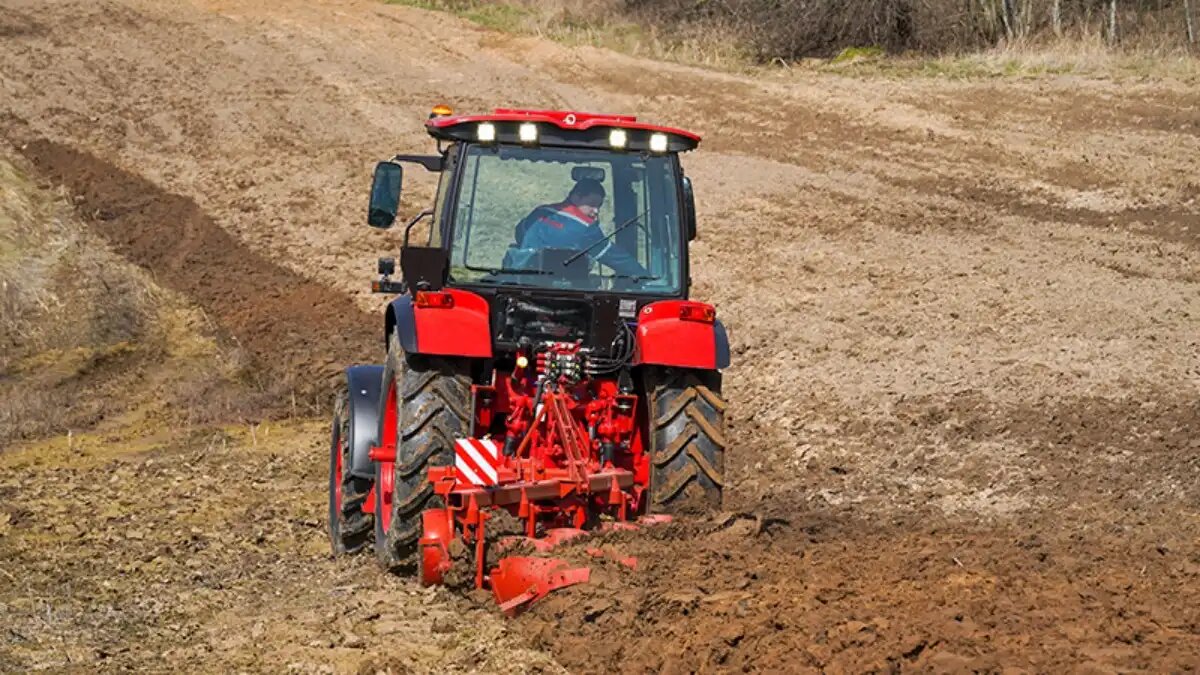 Фото: трактор.бел
МЗШ планирует начать серийный выпуск нового оборотного четырехкорпусного плуга ПОНС-4-40 в 2027 году