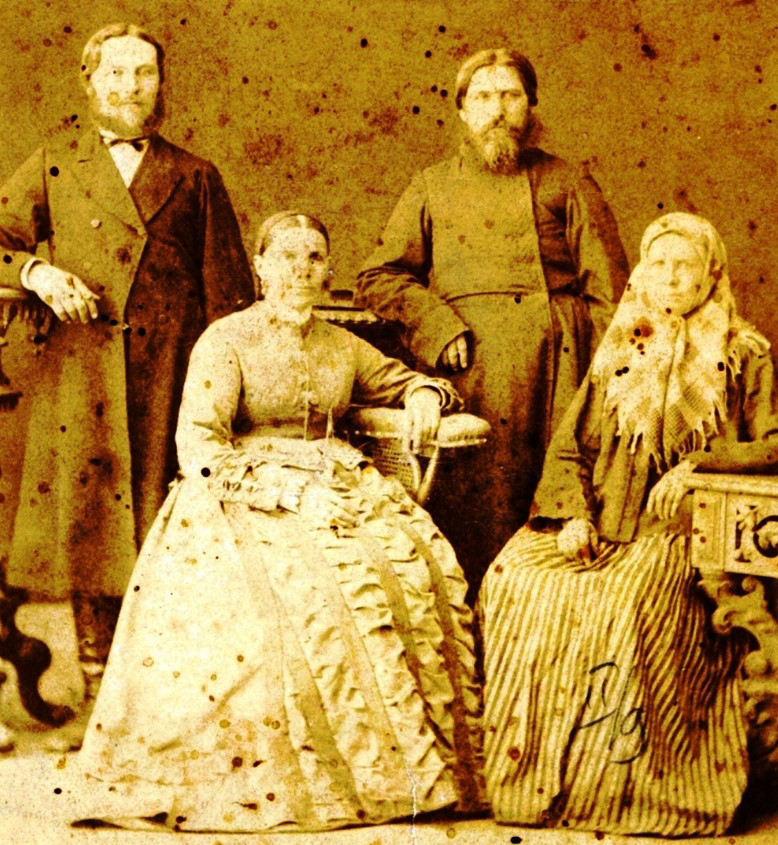 Виноградовы слева направо: Семен Никифорович, его жена Пелагея Афанасьевна, Иван Тимофеевич, жена Татьяна Варфоломеевна, предположительно свадьба Никифора, ок. 1886 г.