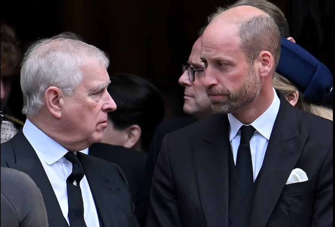 Эндрю Маунтбеттен-Виндзор и принц Уильям в Вестминстерском соборе после государственных похорон герцогини Кентской. 