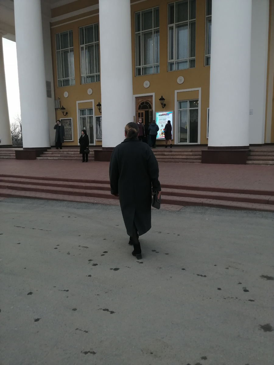 Это я иду а театр. В новом пальто и пучком. 