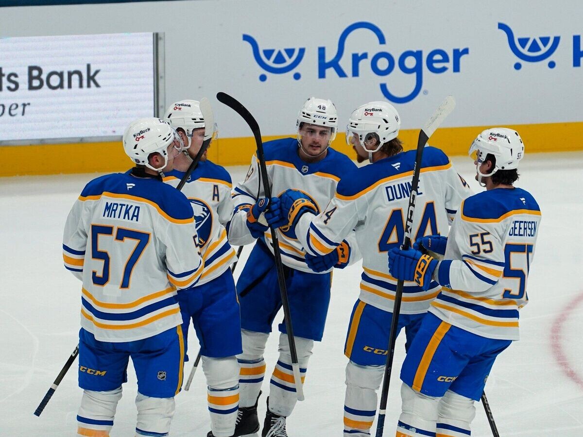    Хоккеисты клуба НХЛ "Баффало Сейбрз" | © Фото : Соцсети клуба НХЛ "Баффало Сейбрз"