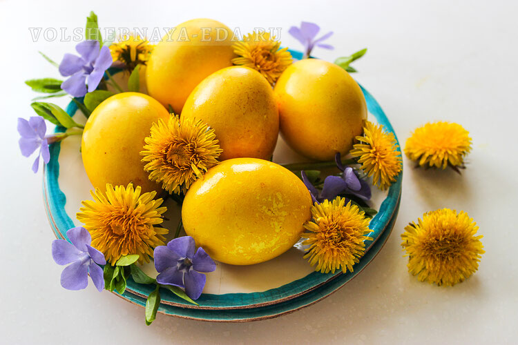 Как покрасить яйца куркумой