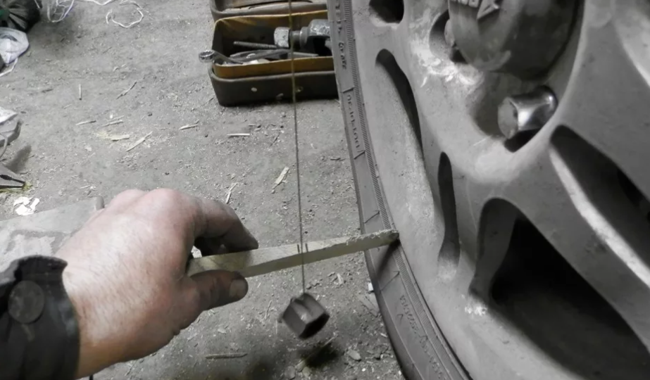 Зачем платить 2000 на стенде: автомеханик показал, как выставить схождение колес «в ноль» с помощью обычной нитки