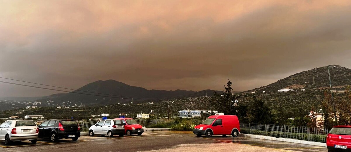 Агиос Николаос днем первого апреля. Тучи начинают наползать на городок