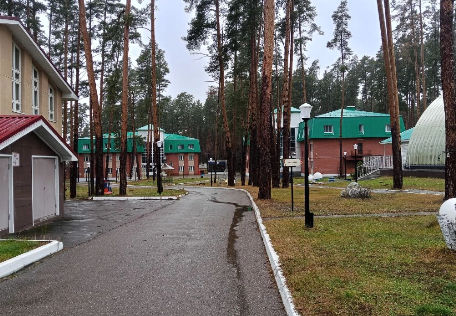 Территория ухоженная, но маленькая