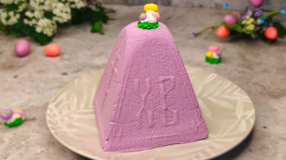 Творожная Пасха с чёрной смородиной. Фото автора.