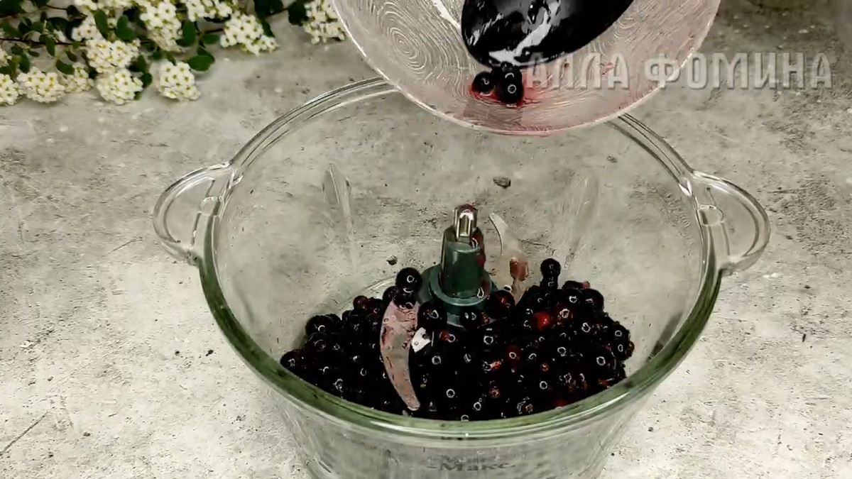 Творожная Пасха с чёрной смородиной. Фото автора.