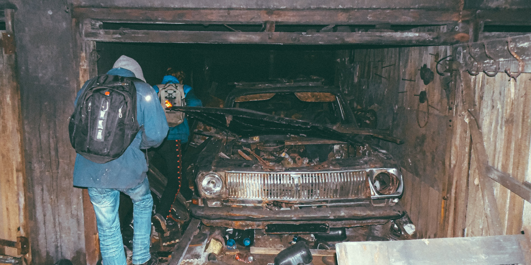 Вход замурован, вентиляцию снесли, а внутри стоит машина. Рассказываю про бункер, где кто-то явно затевал тёмные дела