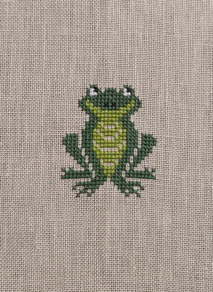 Фото поближе, чтобы легче было рассмотреть, какие участки по задумке дизайнера должны остаться невышитыми