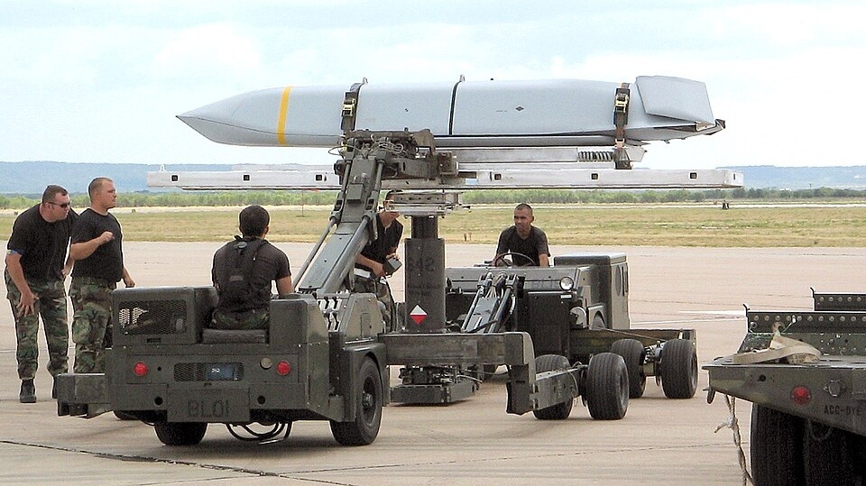     Крылатая ракета AGM-158 JASSM. США   
US Air Force (сс)