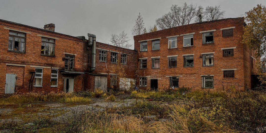 Заброшенная фабрика с тоннами ткани: станки стоят, рулоны пылятся, а продукция оказалась никому не нужна. Часть 1