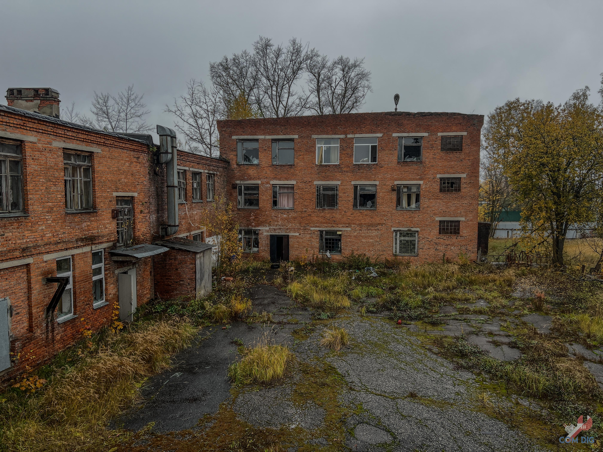 Вид с второго этажа на дворик заброшенной швейной фабрики. 