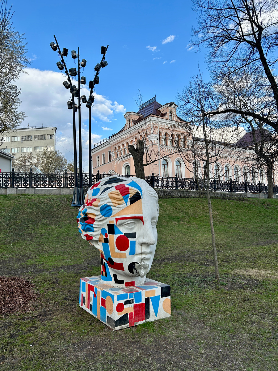 Человек с двумя высшими этого символизма не понял 