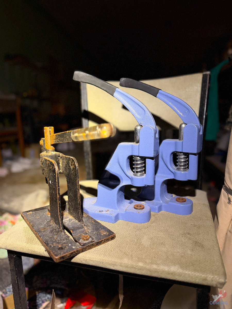 Заклепочники. Их было очень много. Три штуки подобрал с пола. 