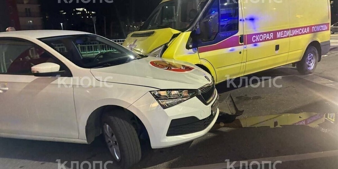 На перекрёстке Гагарина и Орудийной столкнулись скорая и такси (фото)