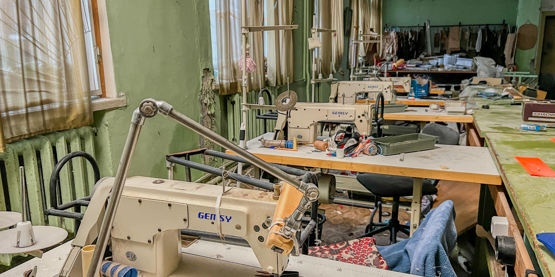 Полноценный швейный цех, брошенный как есть. Швейные машинки, оверлоки, столы. Всё на своих местах. Я такого никогда не видел. Часть 3