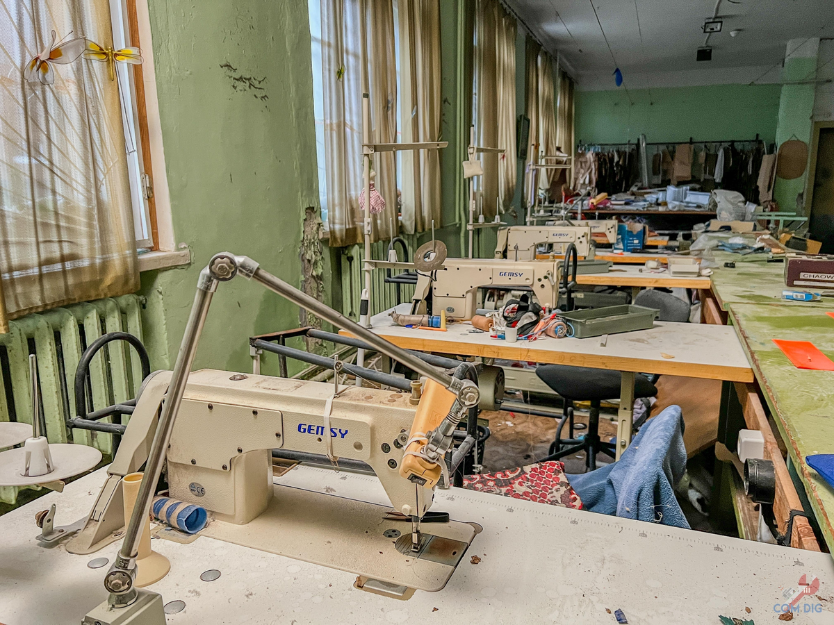 Брошенный швейный цех со всем содержимым.