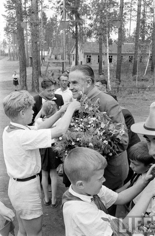 Гарриман в пионерском лагере "Ангара" (Братск). 1959г. Фотограф: Howard Sochurek