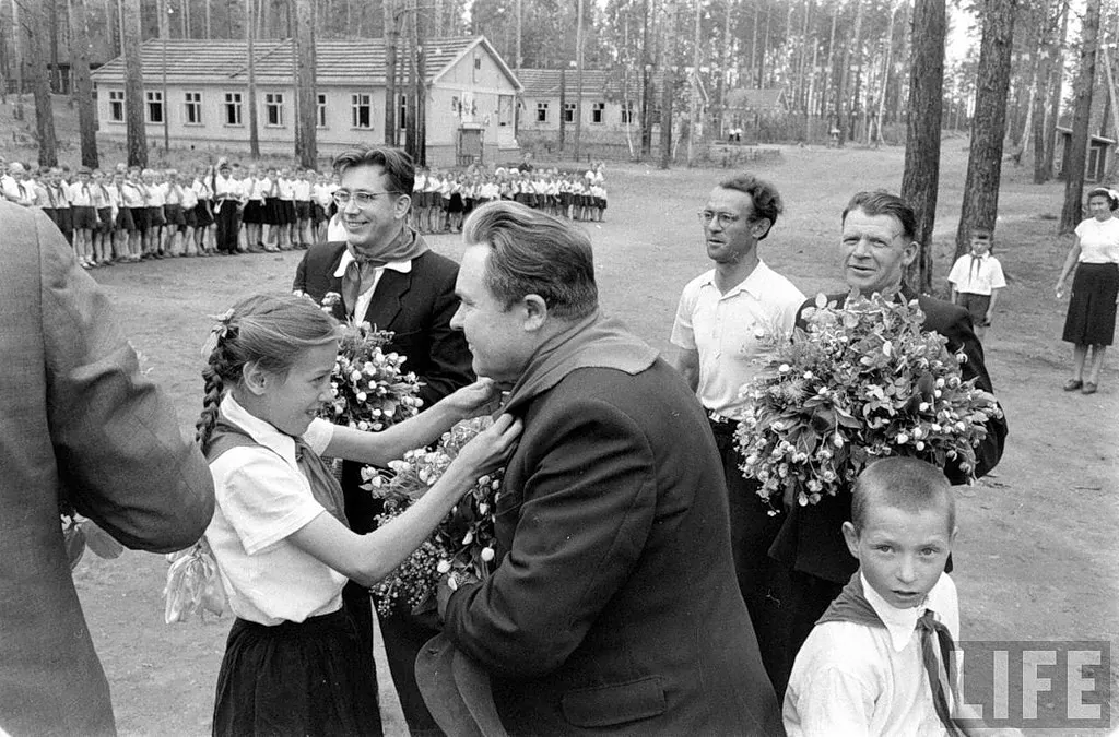 Гарриман в пионерском лагере "Ангара" (Братск). 1959г. Фотограф: Howard Sochurek