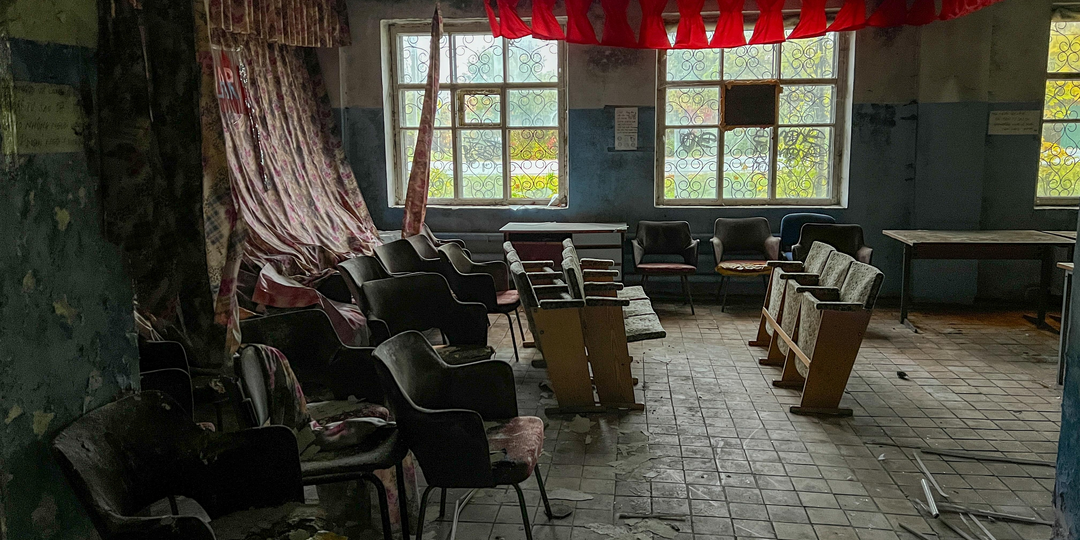 Работники жили прямо на фабрике. Тесные комнаты, столовая и антисанитария — всё это по соседству с кабинетами начальства. Часть 4