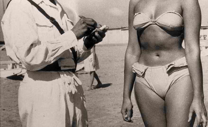 Парочки на пляжах прошлого. Знойные фото для тех, кто скучает по молодости и летнему солнцу